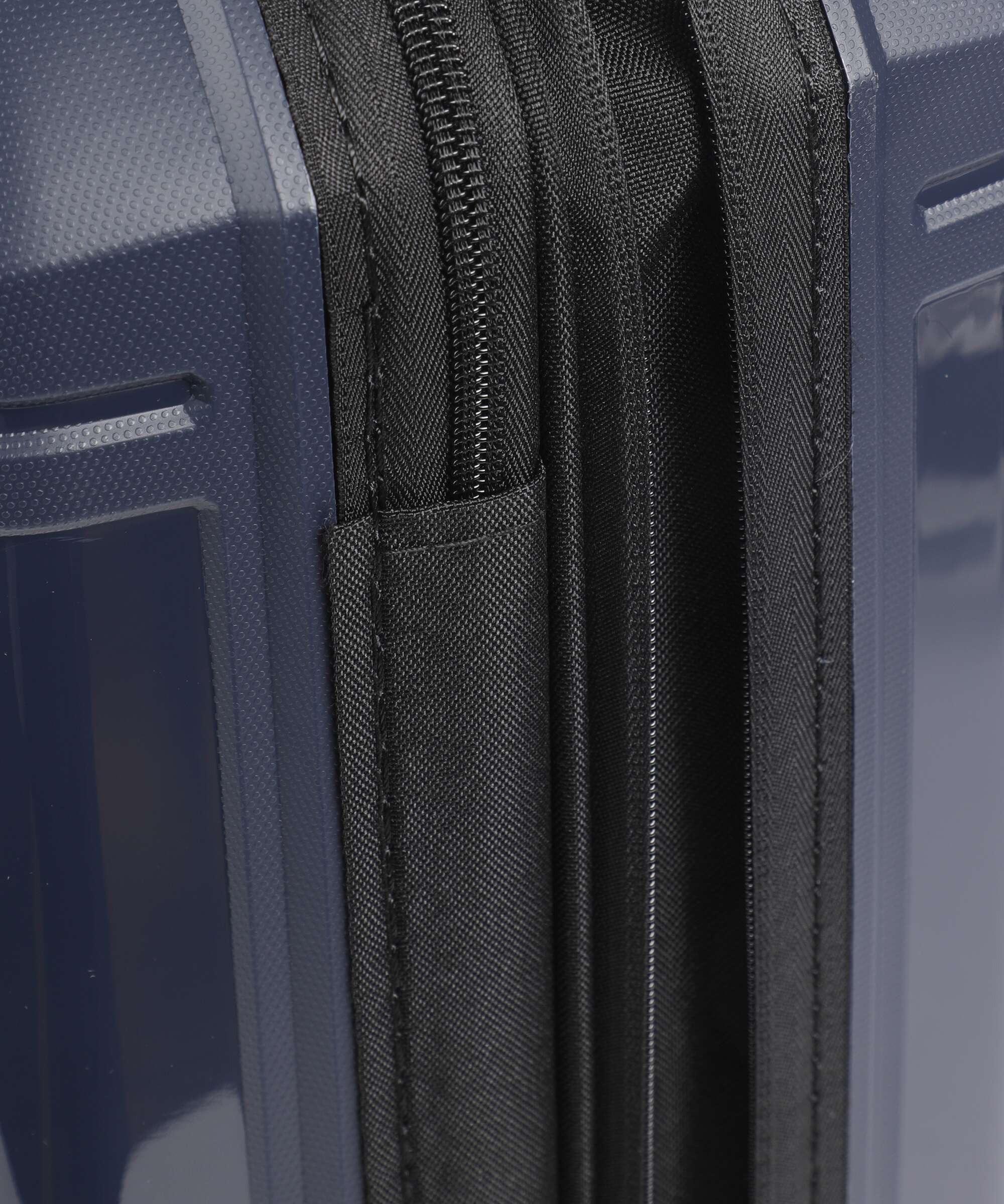 Delsey Paris Lutece Se Slim Spinner (4 wheels) navy