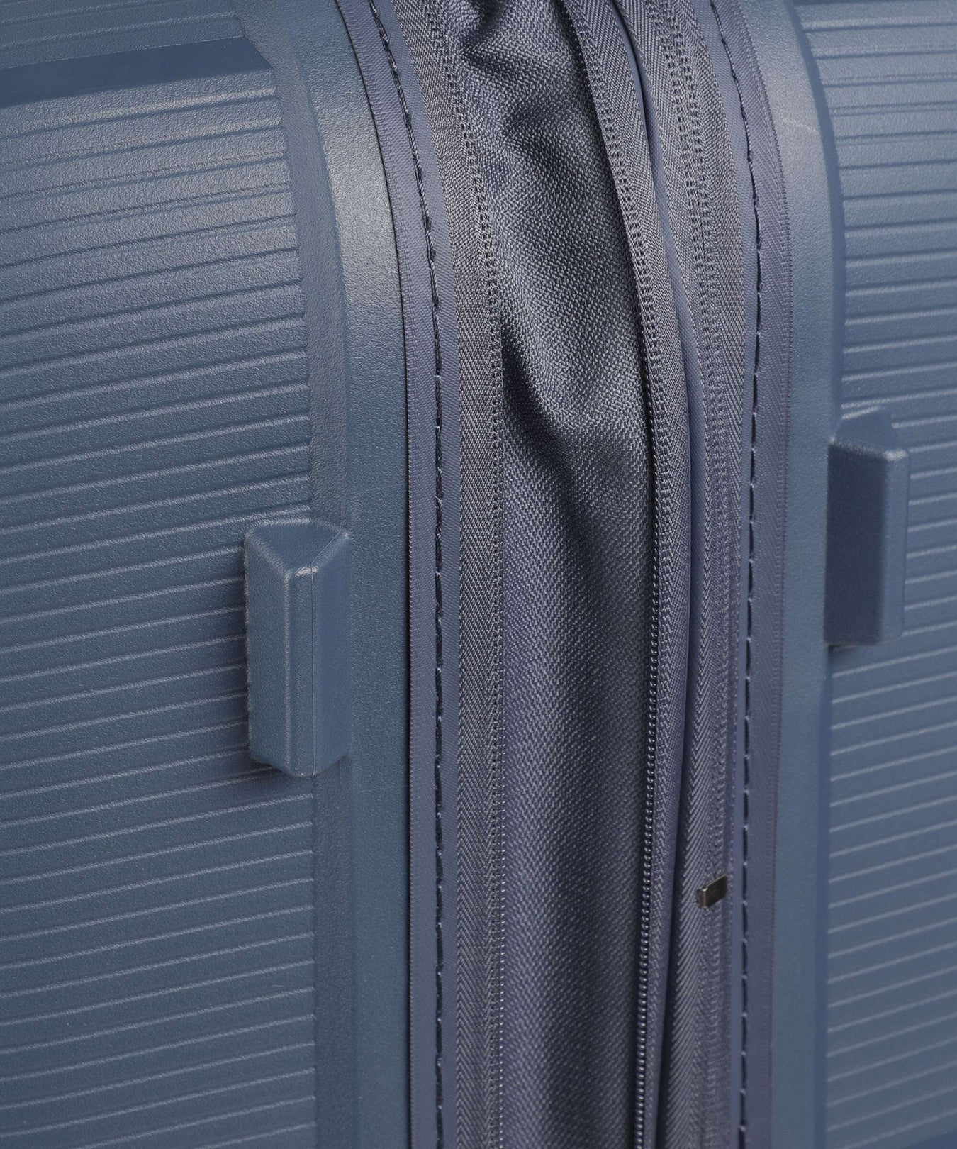 American Tourister Starvibe Spinner (4 wheels) navy