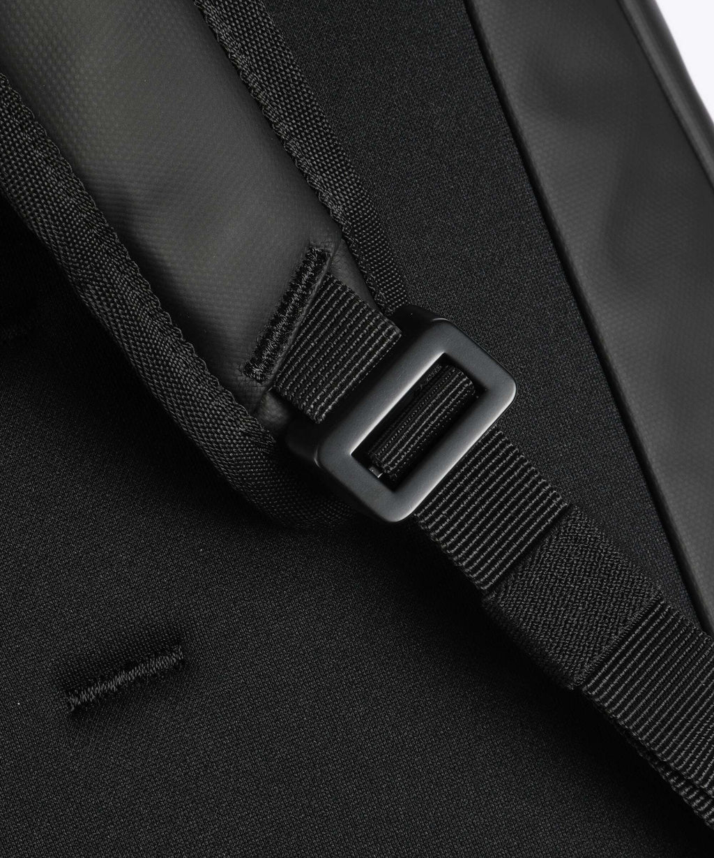 Db Hugger 30 Backpack black out