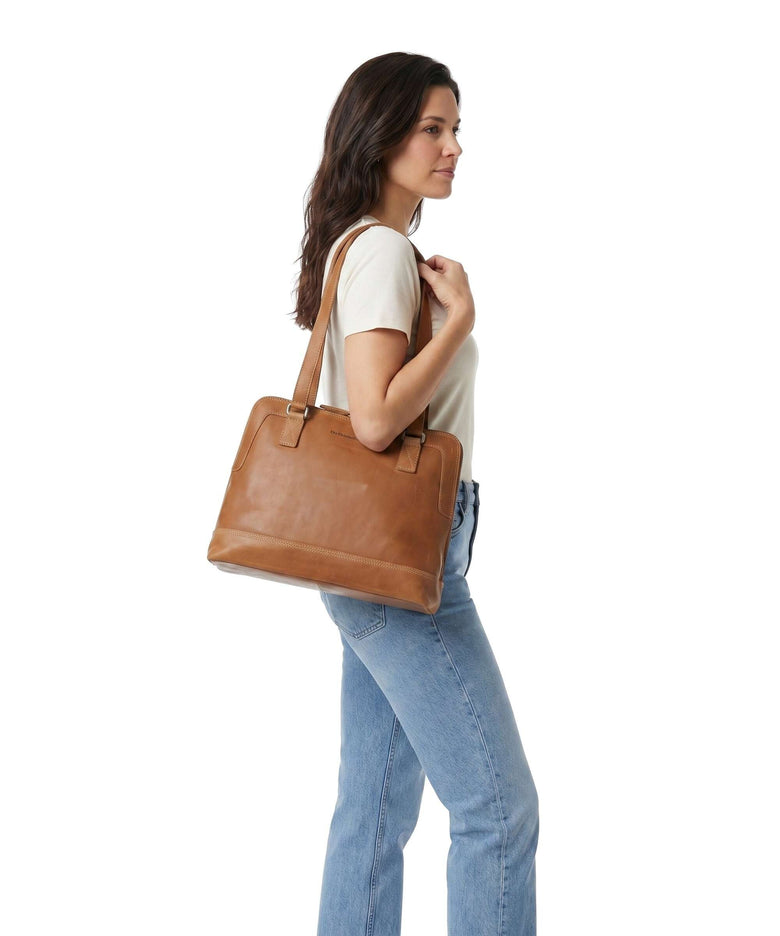 The Chesterfield Brand Wax Pull Up Cow Seron Shoulder bag cognac
