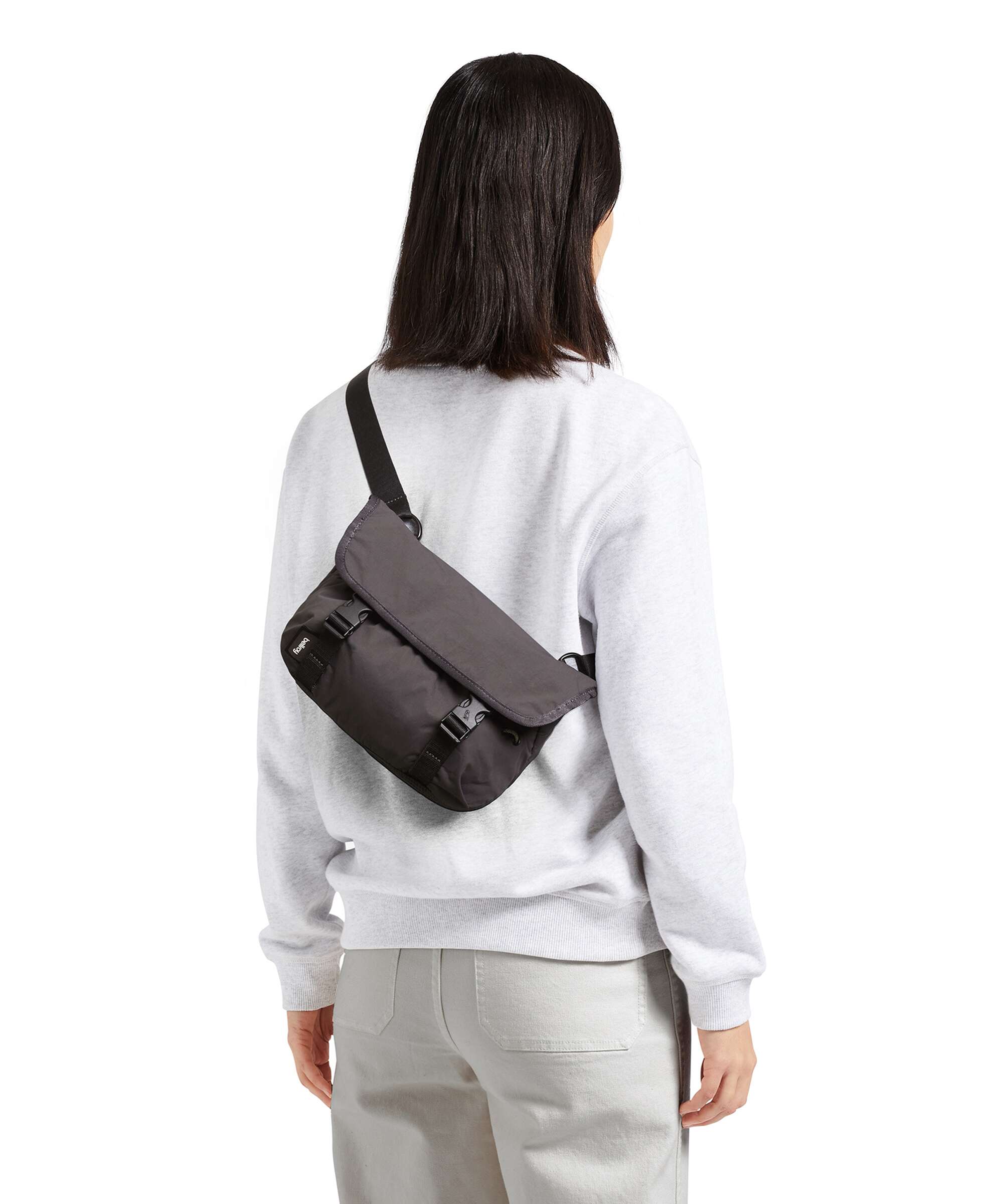 Bellroy Cinch 6 Mini Messenger bag sand dune